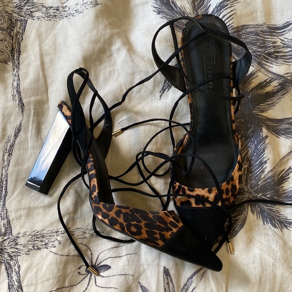 ASOS DESIGN picked up leg tie pointed high heels in leopard US10 - Picture 6 of 8